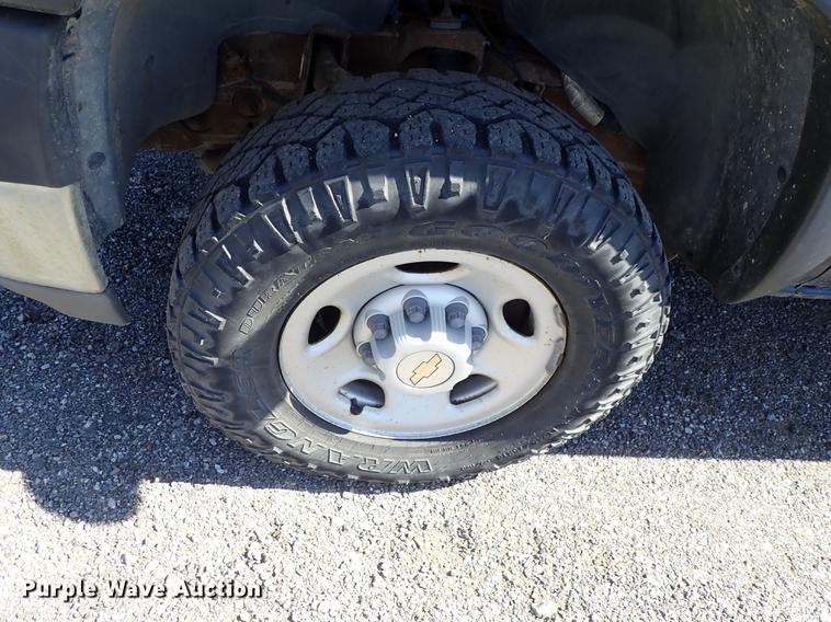 image for item DF1027 2002 Chevrolet Silverado 2500HD pickup truck