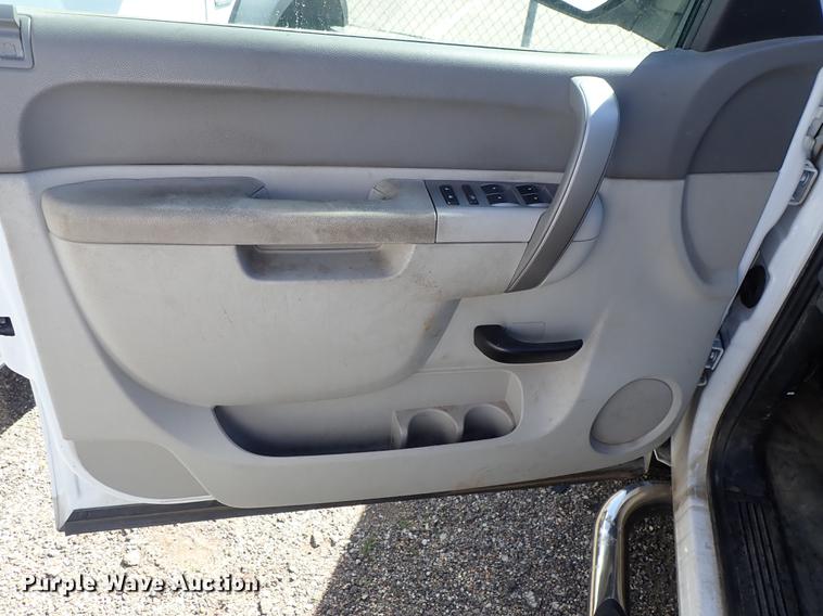 image for item DF1028 2011 Chevrolet Silverado 2500HD Ext. Cab pickup truck