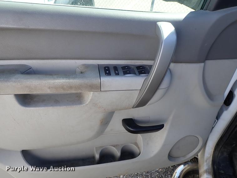 image for item DF1028 2011 Chevrolet Silverado 2500HD Ext. Cab pickup truck