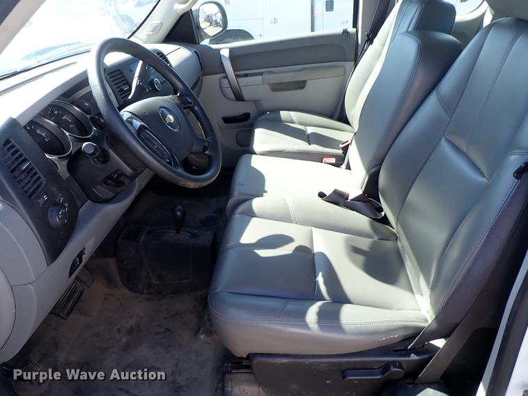 image for item DF1028 2011 Chevrolet Silverado 2500HD Ext. Cab pickup truck