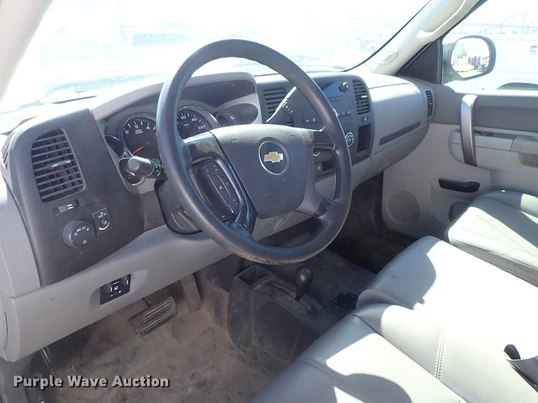 image for item DF1028 2011 Chevrolet Silverado 2500HD Ext. Cab pickup truck