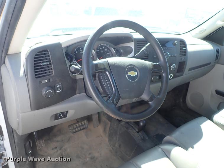 image for item DF1028 2011 Chevrolet Silverado 2500HD Ext. Cab pickup truck