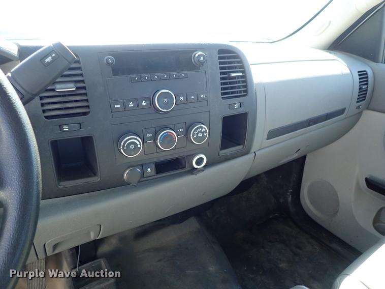 image for item DF1028 2011 Chevrolet Silverado 2500HD Ext. Cab pickup truck