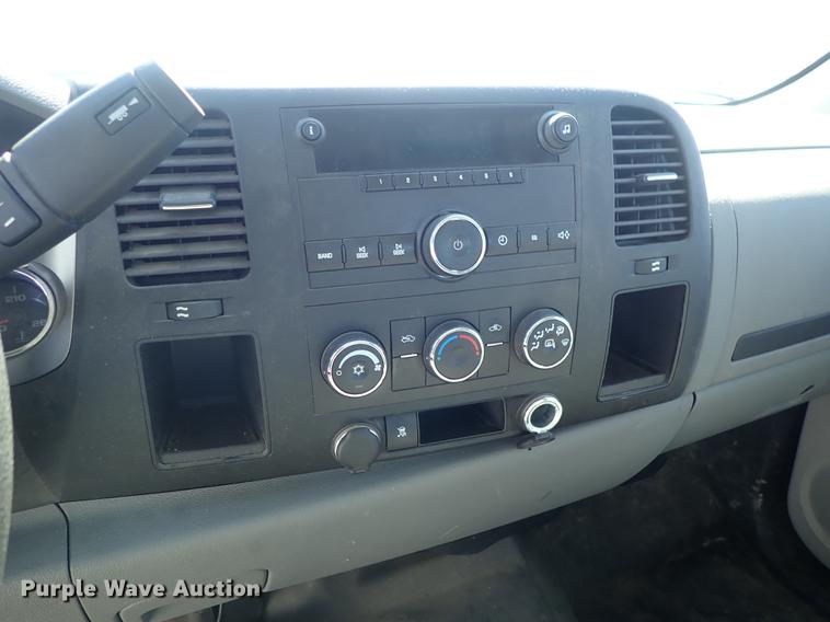 image for item DF1028 2011 Chevrolet Silverado 2500HD Ext. Cab pickup truck