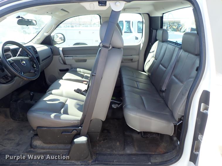 image for item DF1028 2011 Chevrolet Silverado 2500HD Ext. Cab pickup truck