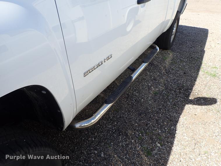 image for item DF1028 2011 Chevrolet Silverado 2500HD Ext. Cab pickup truck