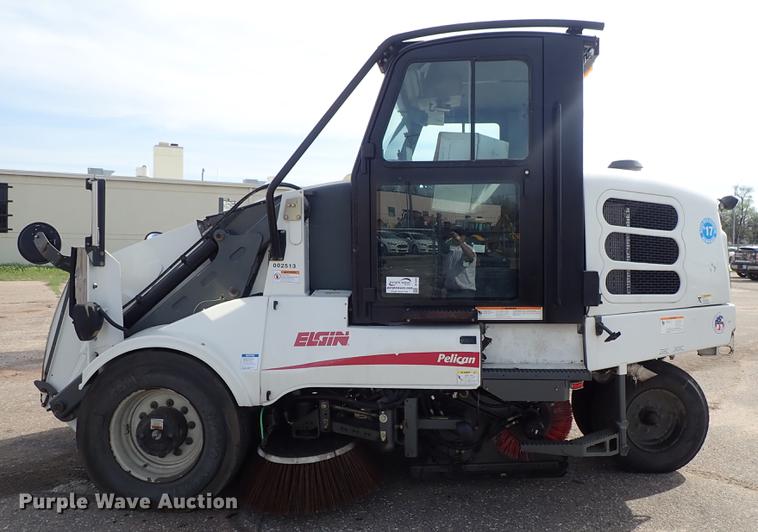 image for item DF1070 2013 Elgin Pelican NP street sweeper