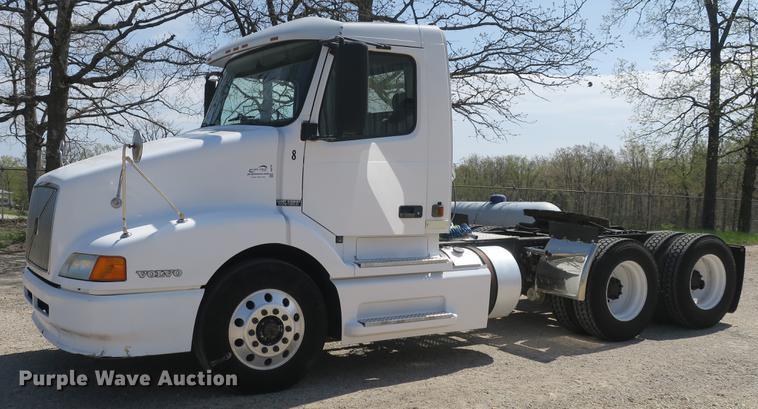 image for item DB8799 2003 Volvo VN semi truck