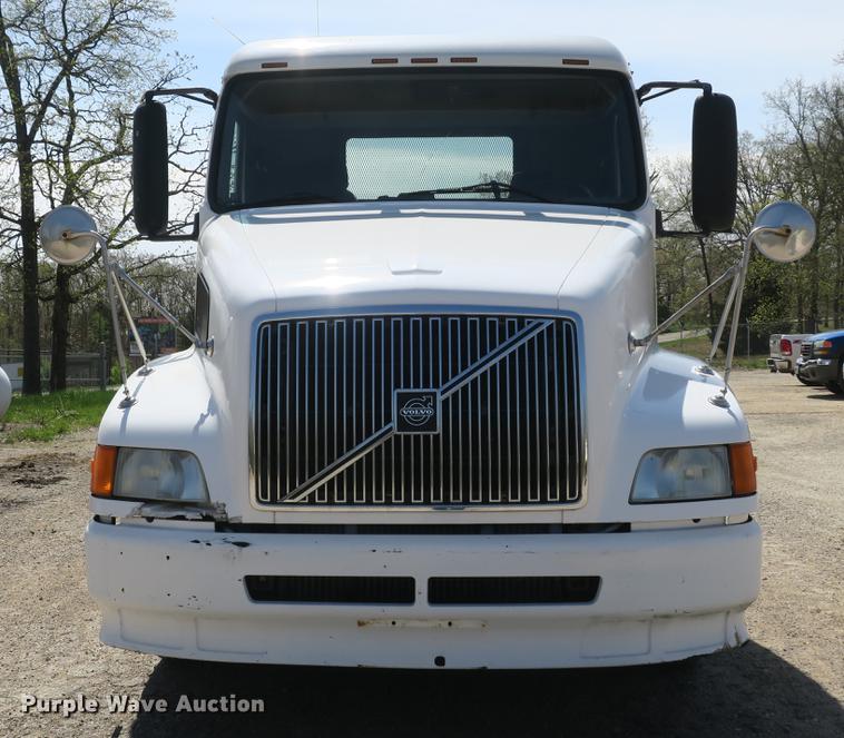 image for item DB8799 2003 Volvo VN semi truck