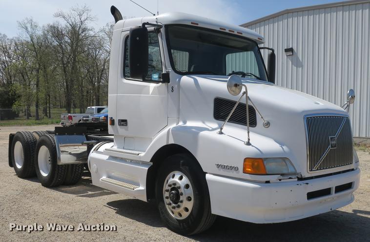image for item DB8799 2003 Volvo VN semi truck