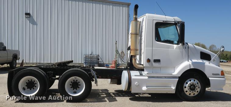 image for item DB8799 2003 Volvo VN semi truck
