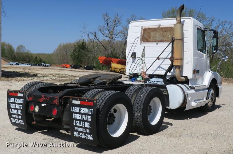 image for item DB8799 2003 Volvo VN semi truck