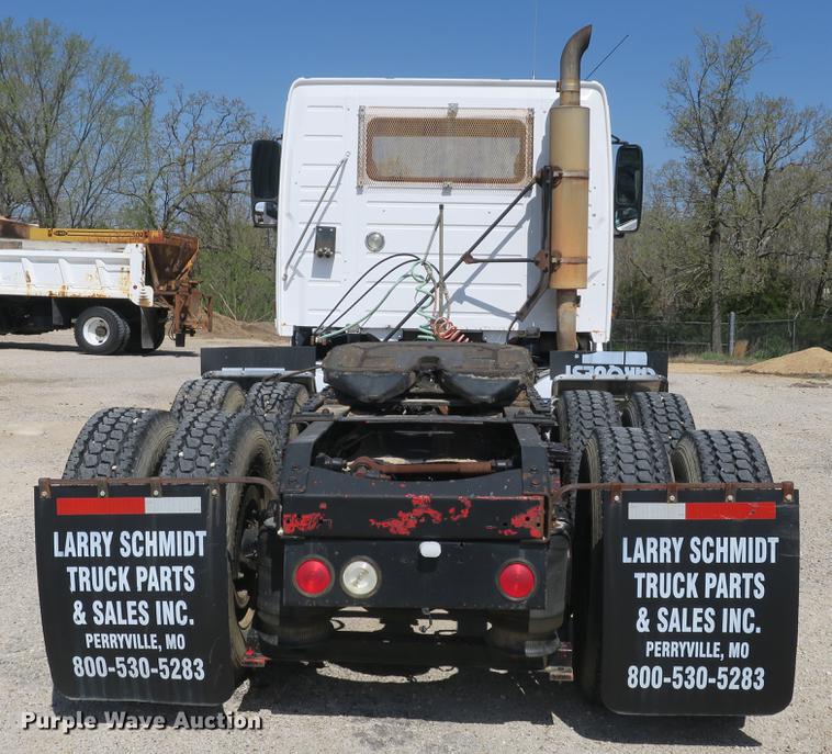 image for item DB8799 2003 Volvo VN semi truck