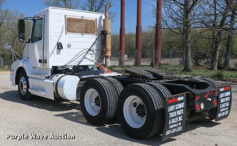 image for item DB8799 2003 Volvo VN semi truck