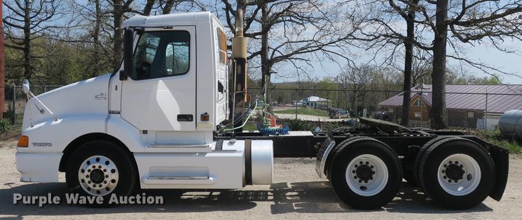 image for item DB8799 2003 Volvo VN semi truck