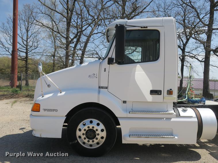 image for item DB8799 2003 Volvo VN semi truck