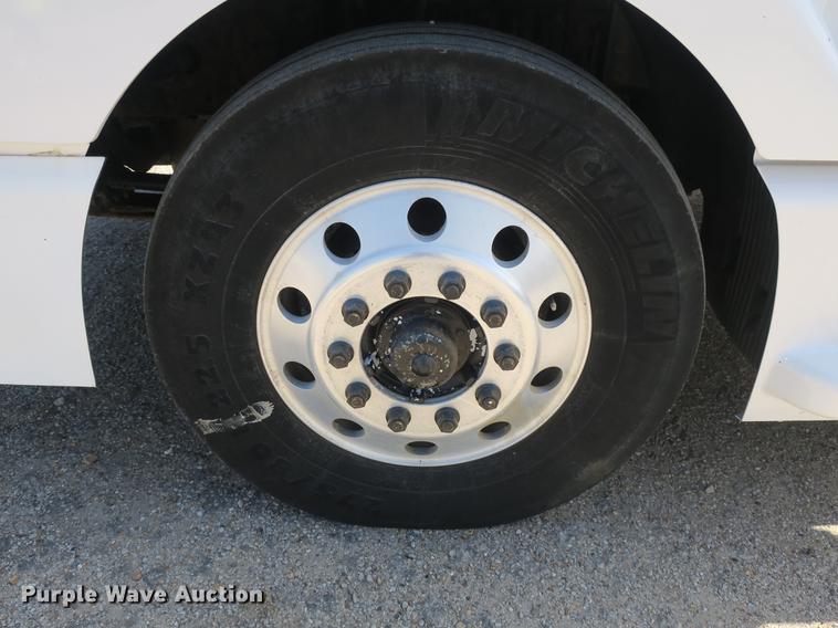 image for item DB8799 2003 Volvo VN semi truck