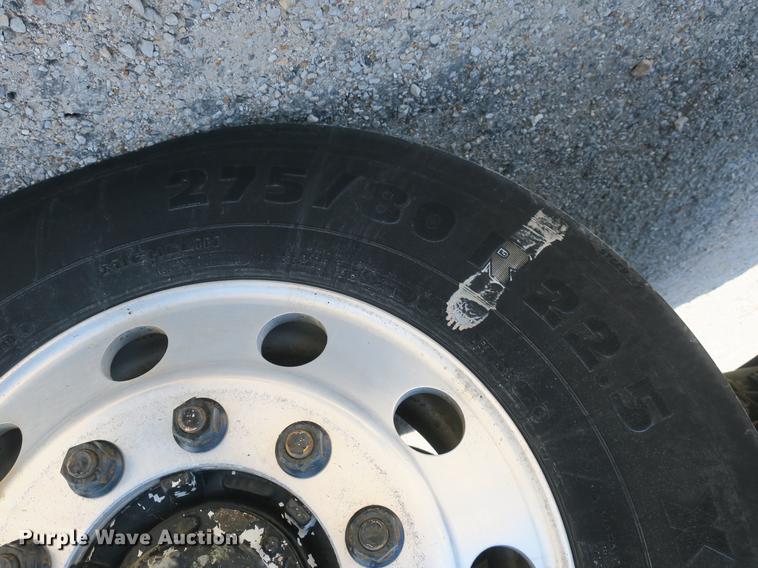 image for item DB8799 2003 Volvo VN semi truck