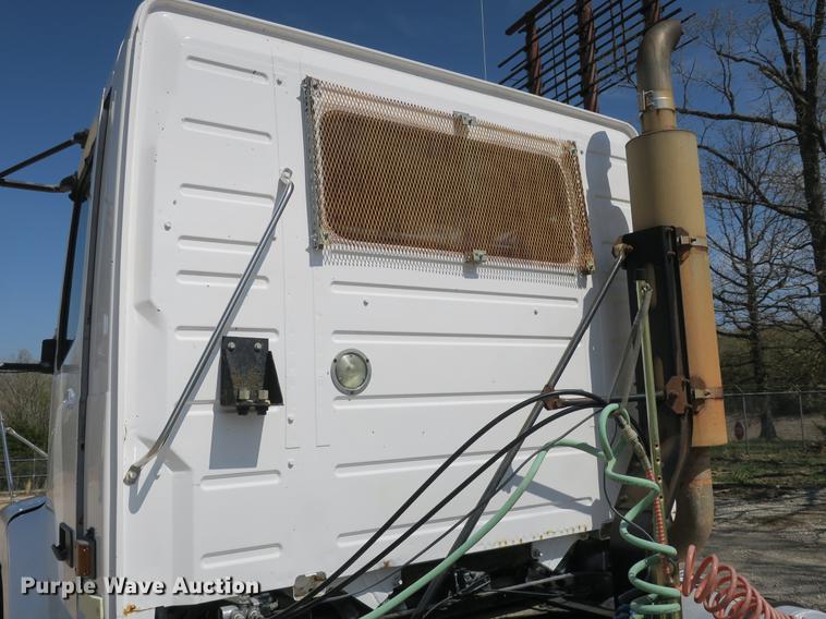 image for item DB8799 2003 Volvo VN semi truck