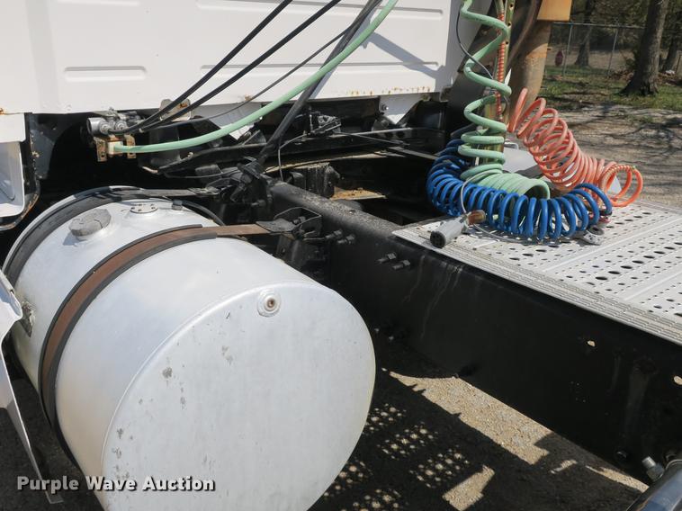 image for item DB8799 2003 Volvo VN semi truck