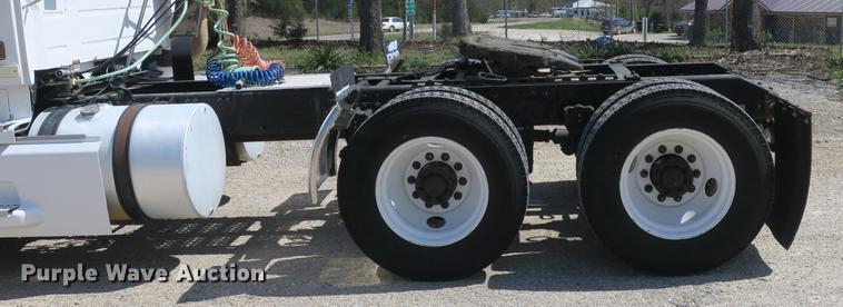 image for item DB8799 2003 Volvo VN semi truck