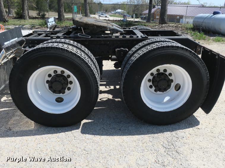 image for item DB8799 2003 Volvo VN semi truck