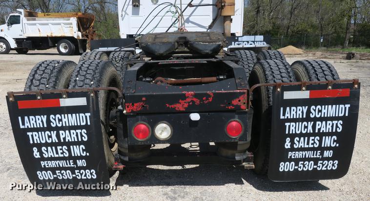 image for item DB8799 2003 Volvo VN semi truck