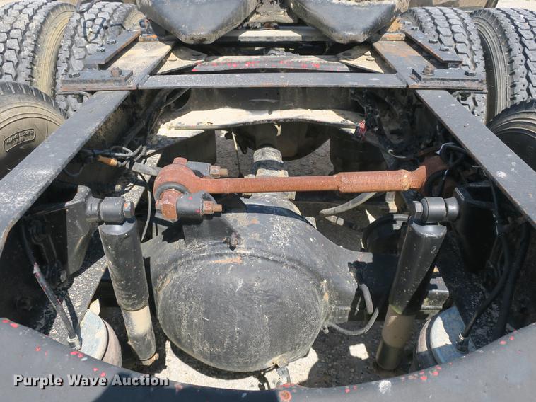 image for item DB8799 2003 Volvo VN semi truck