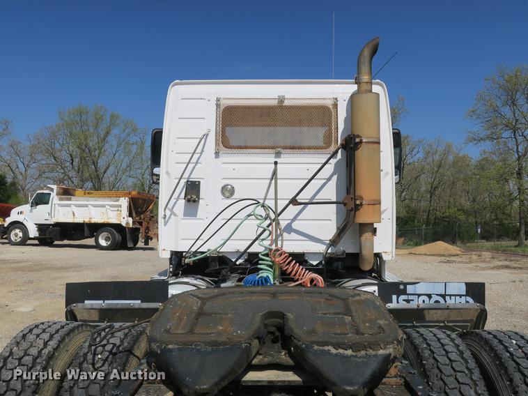 image for item DB8799 2003 Volvo VN semi truck