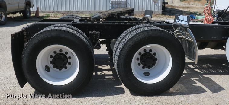 image for item DB8799 2003 Volvo VN semi truck