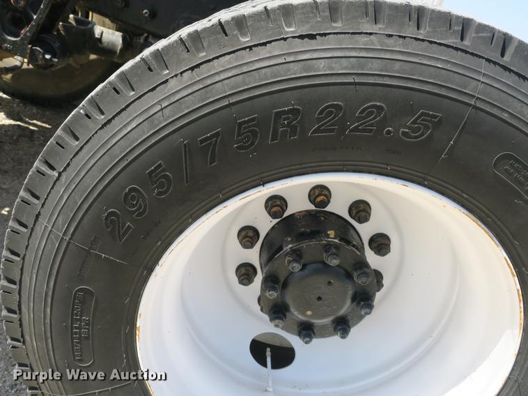 image for item DB8799 2003 Volvo VN semi truck