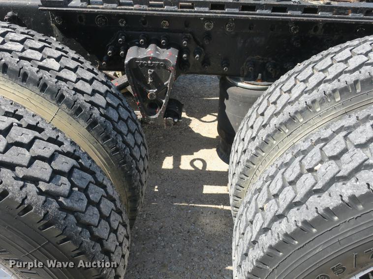 image for item DB8799 2003 Volvo VN semi truck