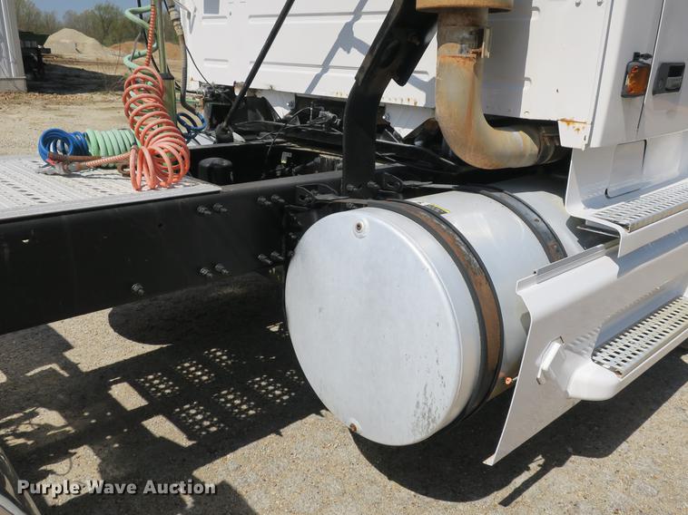 image for item DB8799 2003 Volvo VN semi truck