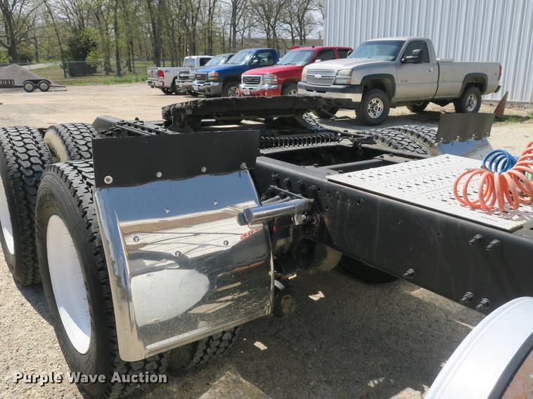 image for item DB8799 2003 Volvo VN semi truck