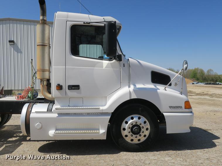 image for item DB8799 2003 Volvo VN semi truck