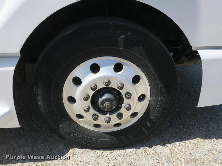 image for item DB8799 2003 Volvo VN semi truck