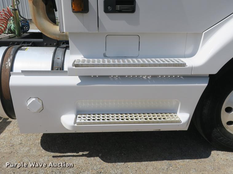 image for item DB8799 2003 Volvo VN semi truck