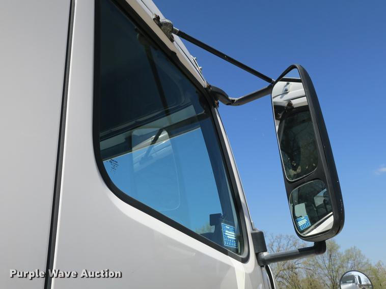 image for item DB8799 2003 Volvo VN semi truck