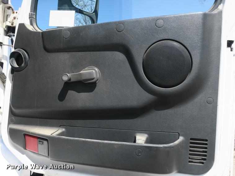 image for item DB8799 2003 Volvo VN semi truck