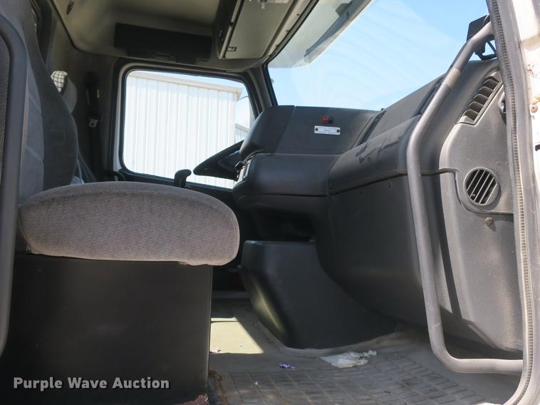 image for item DB8799 2003 Volvo VN semi truck