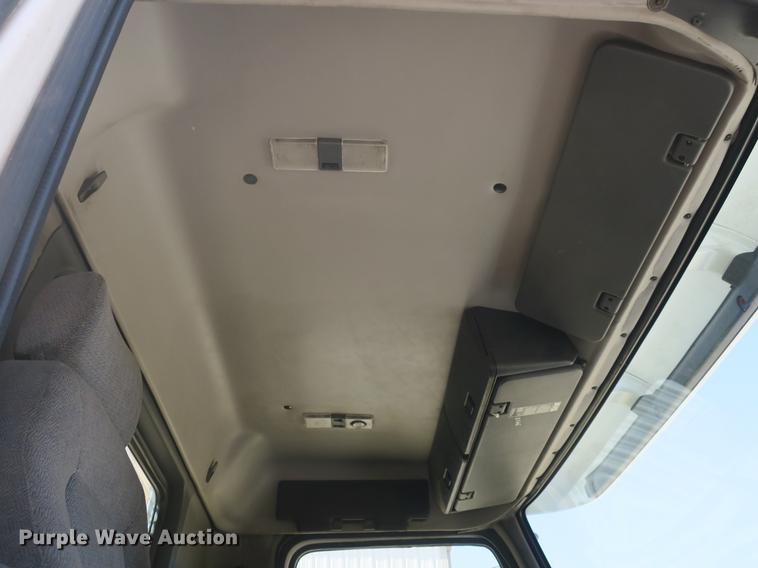 image for item DB8799 2003 Volvo VN semi truck