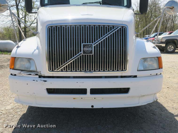image for item DB8799 2003 Volvo VN semi truck