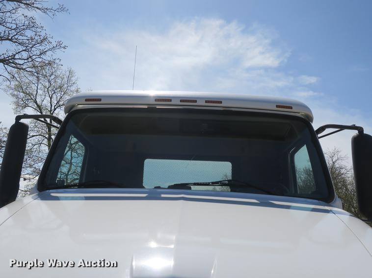 image for item DB8799 2003 Volvo VN semi truck