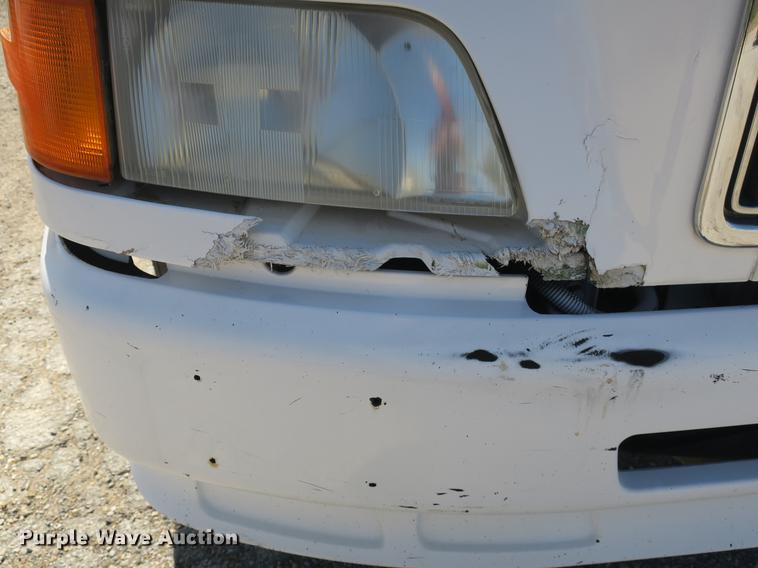 image for item DB8799 2003 Volvo VN semi truck