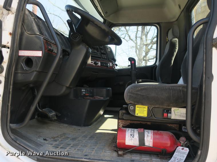 image for item DB8799 2003 Volvo VN semi truck