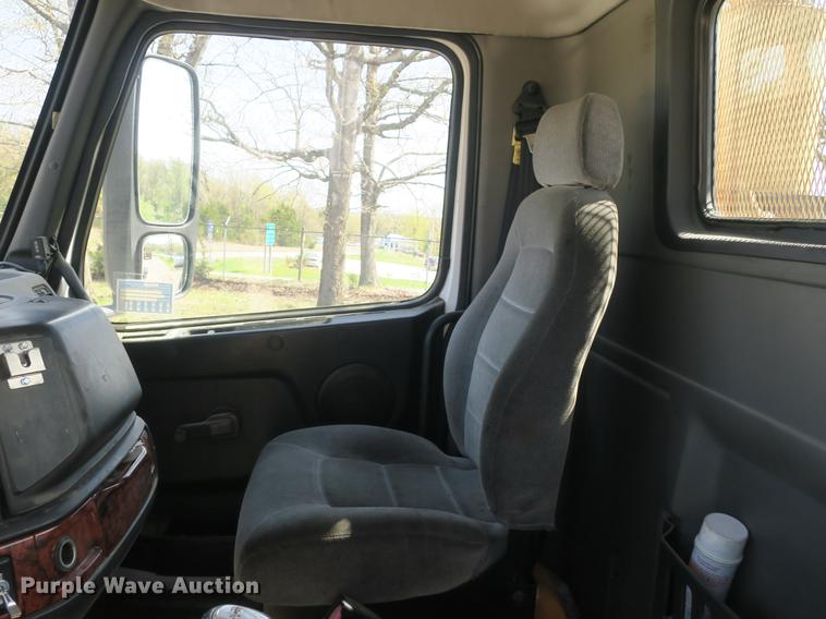 image for item DB8799 2003 Volvo VN semi truck