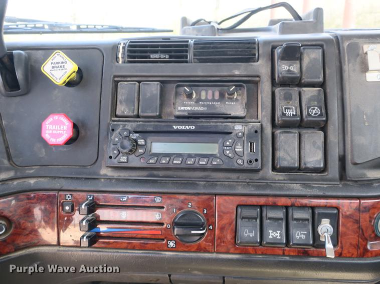 image for item DB8799 2003 Volvo VN semi truck