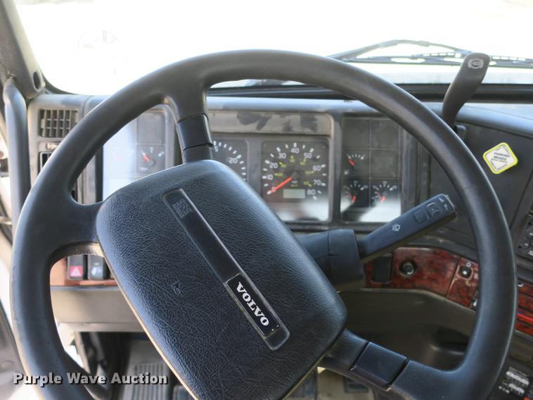 image for item DB8799 2003 Volvo VN semi truck