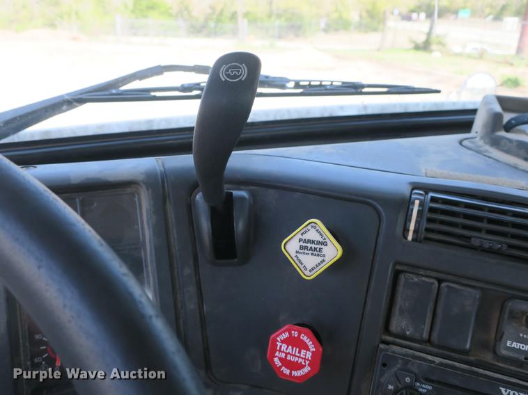 image for item DB8799 2003 Volvo VN semi truck