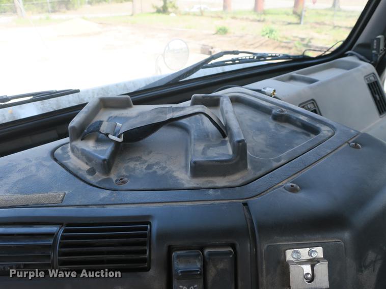 image for item DB8799 2003 Volvo VN semi truck